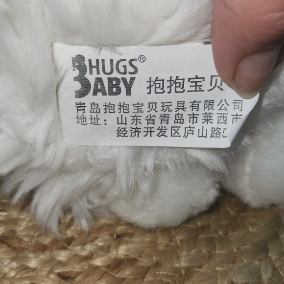 Hugs baby cat - Picture 7 of 8